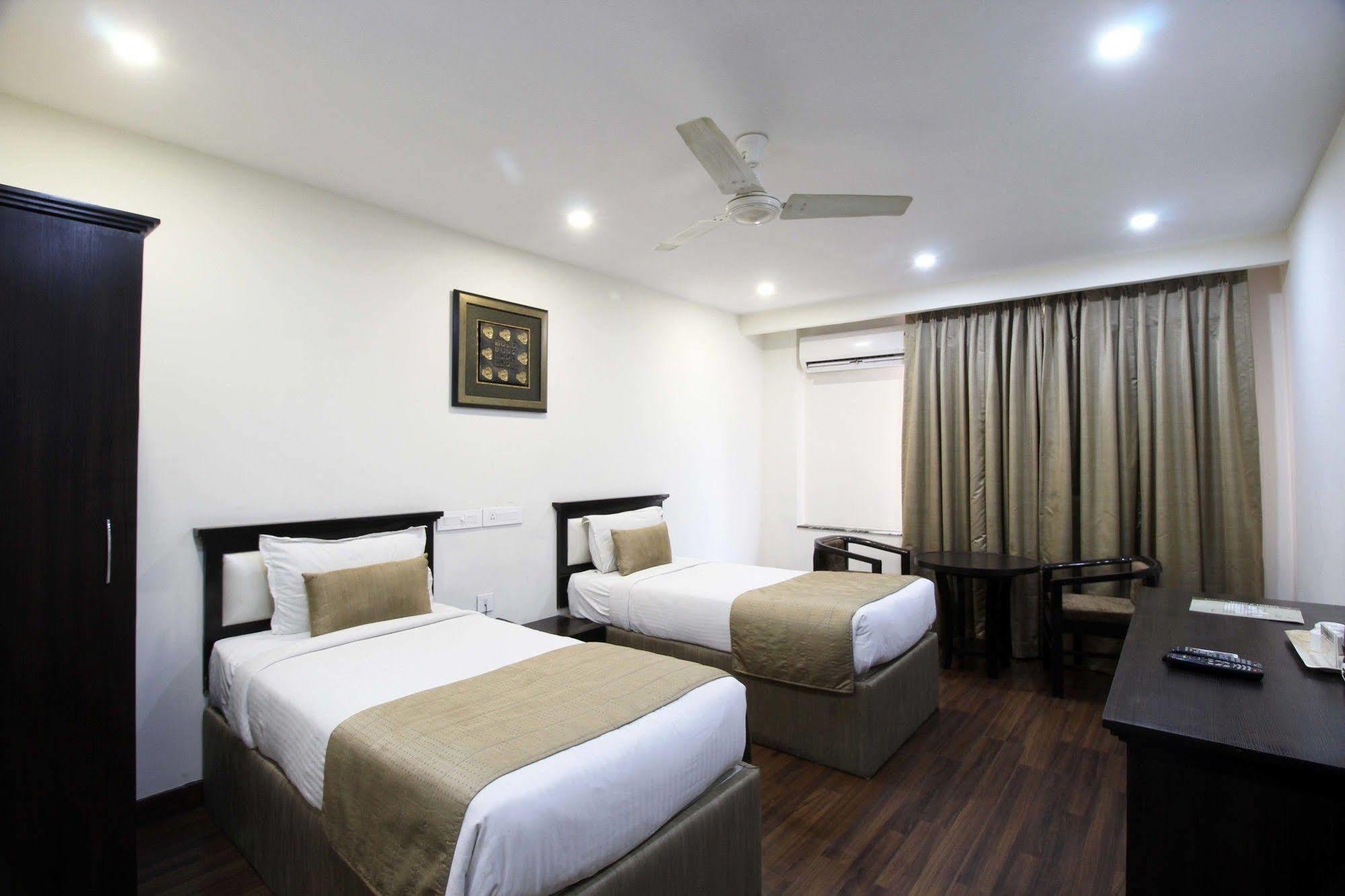 Hotel Genx Usha Kiran Agra Agra  Esterno foto