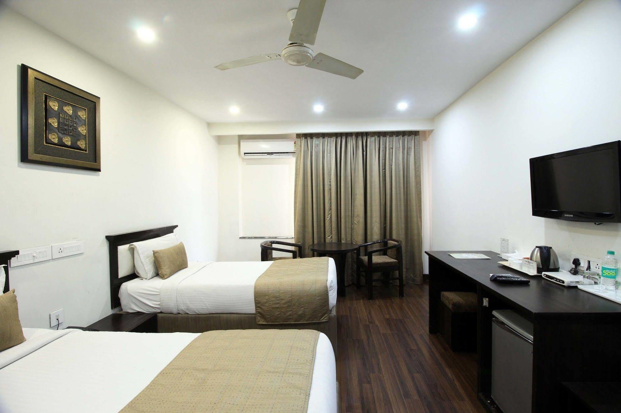 Hotel Genx Usha Kiran Agra Agra  Esterno foto