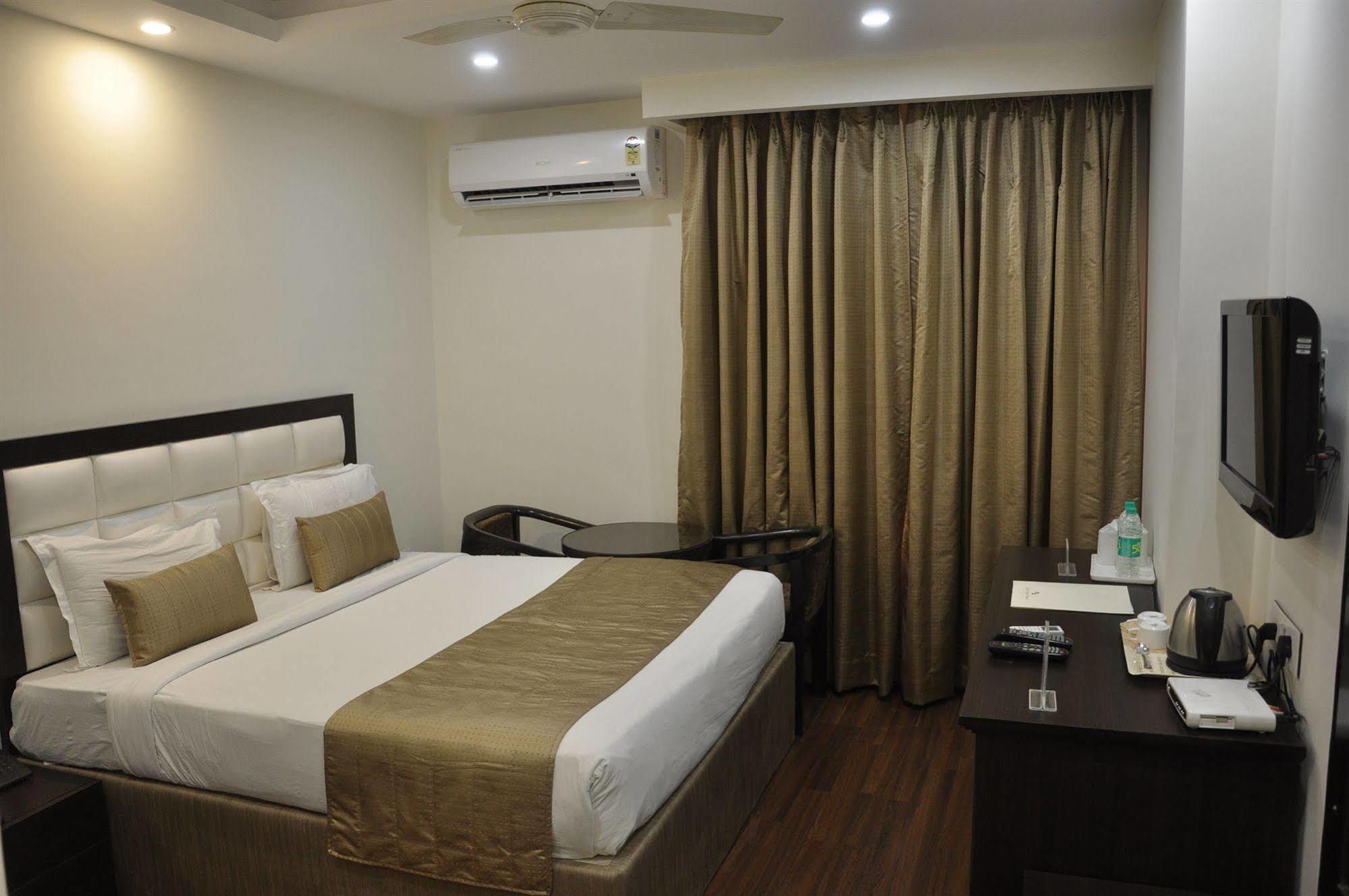 Hotel Genx Usha Kiran Agra Agra  Esterno foto